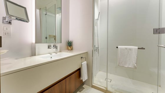 Expansive apartment in The Hills with golf course views, picture 11
