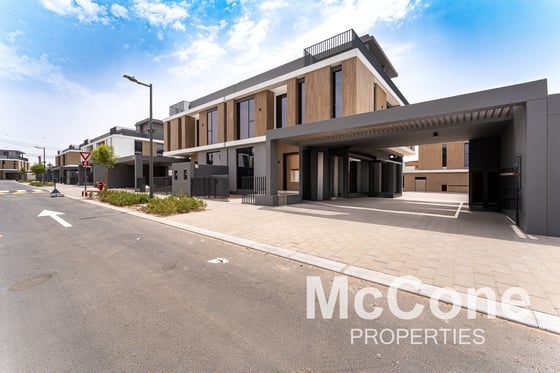 Modern villa in Arabian Ranches with amazing amenities, picture 1