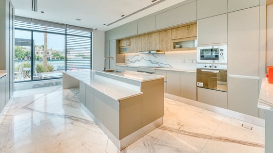 Elegant villa in Palm Jumeirah with direct beach access, picture 6