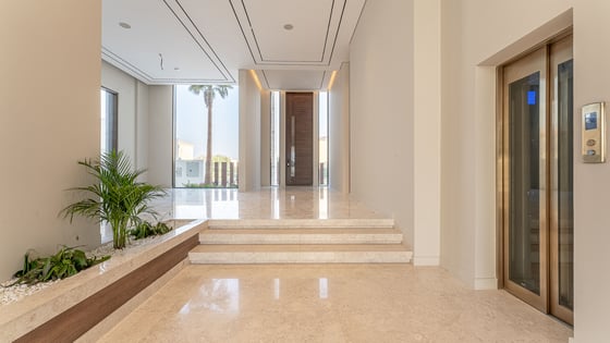 Upgraded villa in Jumeirah Park with spacious layout, picture 3