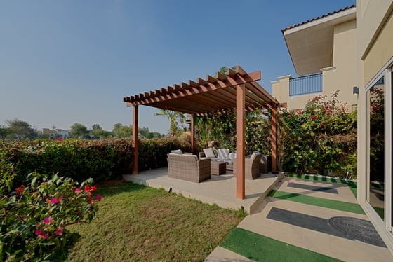 Prestigious 5 BR Villa with Golf Course View, picture 2