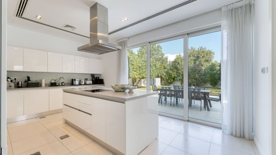 Corner villa in Al Barari with private pool and garden, picture 5