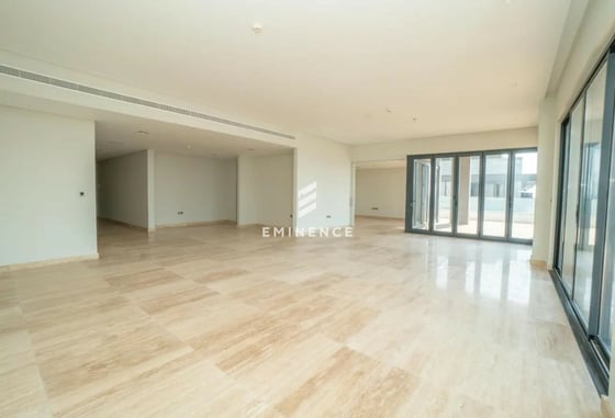 Spacious 3-Bed Penthouse | Skyline Views, picture 3