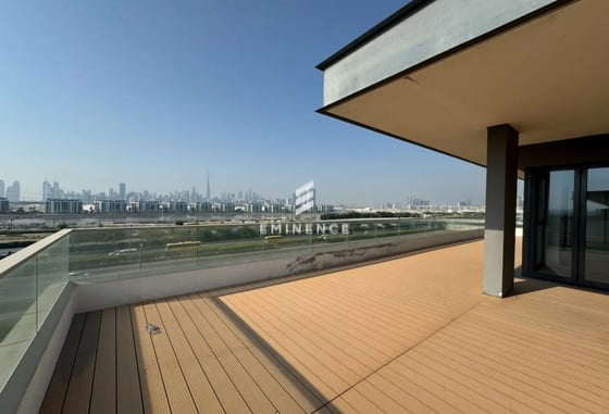 Spacious 3-Bed Penthouse | Skyline Views, picture 1