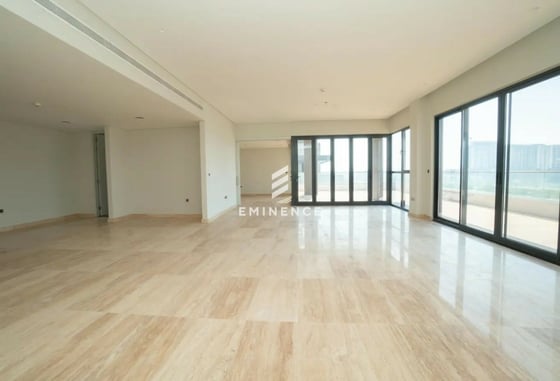 Spacious 3-Bed Penthouse | Skyline Views, picture 2