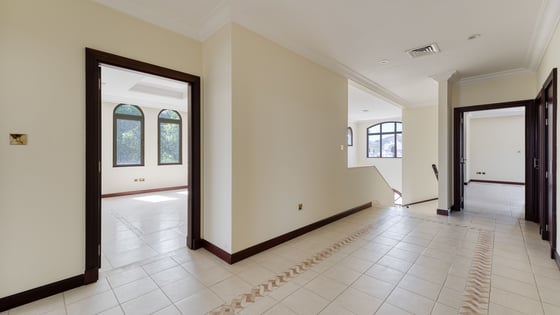 Stunning villa in Palm Jumeirah with atrium entry, picture 10