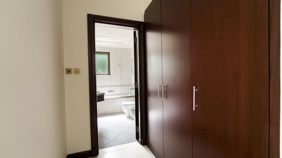 Stunning villa in Palm Jumeirah with atrium entry, picture 22