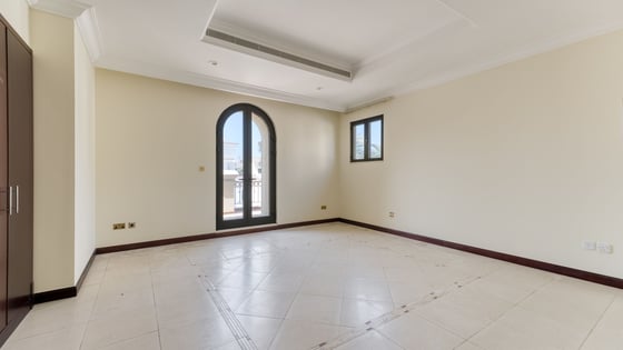 Stunning villa in Palm Jumeirah with atrium entry, picture 7