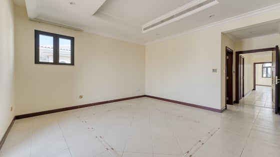 Stunning villa in Palm Jumeirah with atrium entry, picture 8