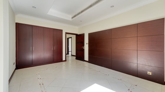 Stunning villa in Palm Jumeirah with atrium entry, picture 11