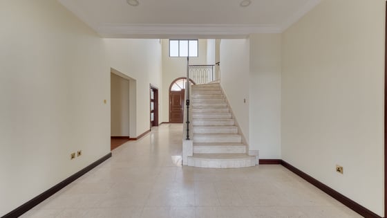 Stunning villa in Palm Jumeirah with atrium entry, picture 16