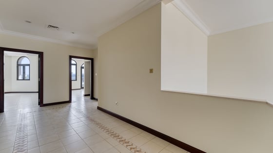 Stunning villa in Palm Jumeirah with atrium entry, picture 15