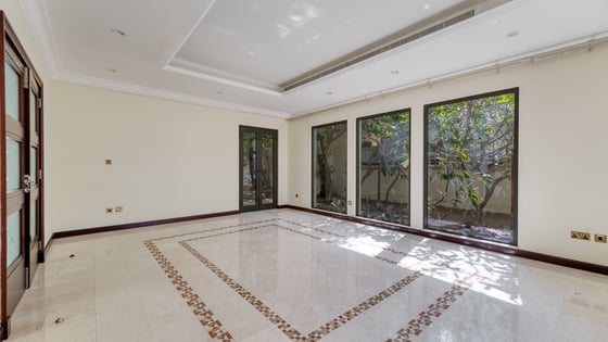 Stunning villa in Palm Jumeirah with atrium entry, picture 5
