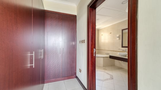 Stunning villa in Palm Jumeirah with atrium entry, picture 23