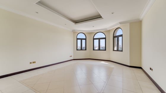 Stunning villa in Palm Jumeirah with atrium entry, picture 9