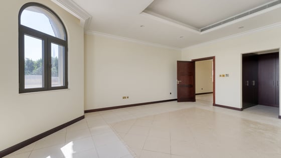 Stunning villa in Palm Jumeirah with atrium entry, picture 13