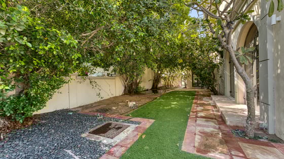 Stunning villa in Palm Jumeirah with atrium entry, picture 25