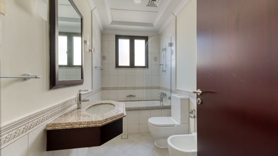 Stunning villa in Palm Jumeirah with atrium entry, picture 17