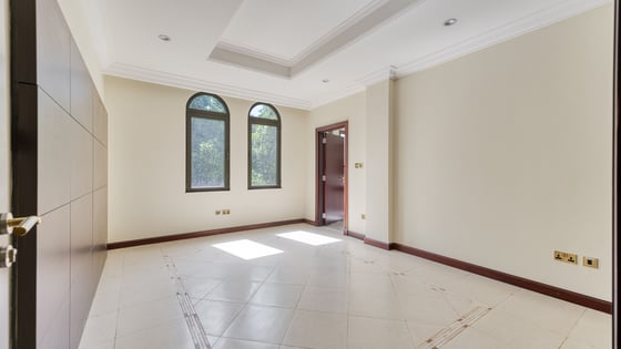 Stunning villa in Palm Jumeirah with atrium entry, picture 6