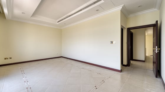 Stunning villa in Palm Jumeirah with atrium entry, picture 14
