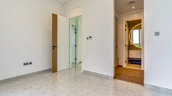 Spacious villa in Al Barari with mesmerizing lake views, picture 17