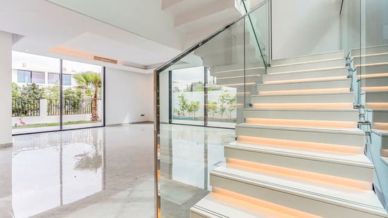 Spacious villa in Al Barari with mesmerizing lake views, picture 1
