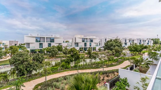 Spacious villa in Al Barari with mesmerizing lake views, picture 23