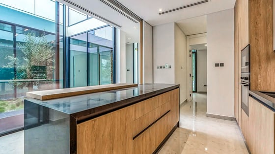 Spacious villa in Al Barari with mesmerizing lake views, picture 6