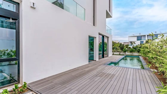 Spacious villa in Al Barari with mesmerizing lake views, picture 21
