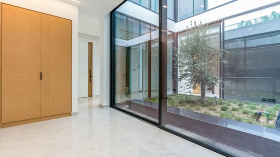 Spacious villa in Al Barari with mesmerizing lake views, picture 14