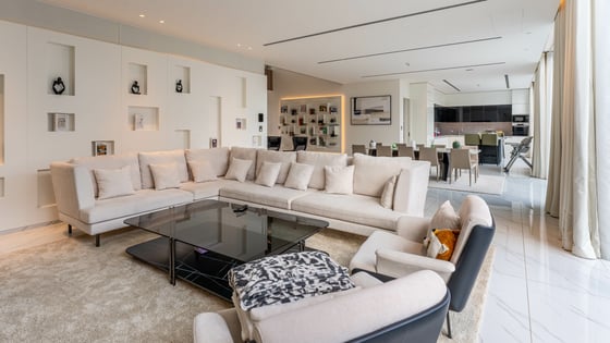 Stunning villa in Emerald Hills with spacious layout, picture 1