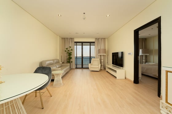 Prime Location | Sea View | Furnished | Mid Floor, picture 2