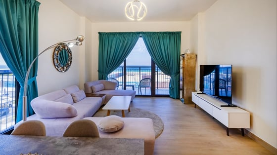 Vacant La Mer Apartment with Tranquil Sea Views, picture 3