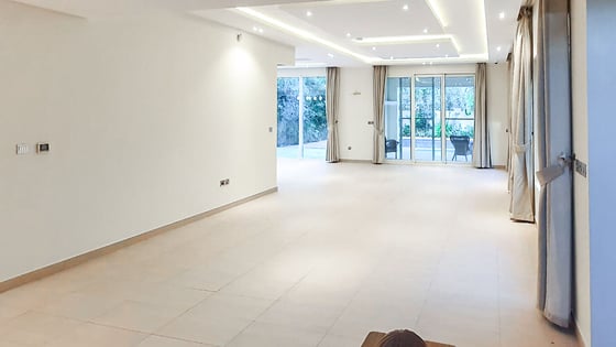Fully upgraded villa in Jumeirah Park with huge layout, picture 1
