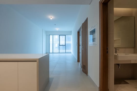 Canal Front | Luxurious Living | Prime Location, picture 2