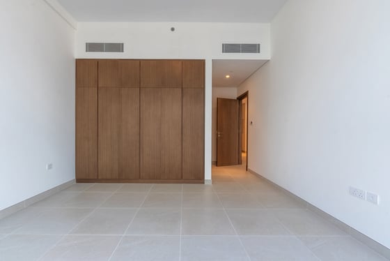 Canal Front | Luxurious Living | Prime Location, picture 8