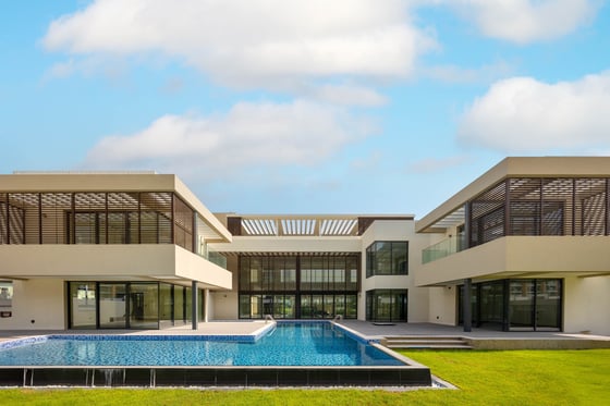 Custom Waterfront Villa | Prestigious Location, picture 1