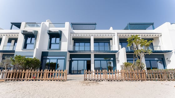 Upgraded townhouse in Palma Jumeirah with private beach, picture 1