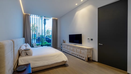 Stunning Minimalist Beachfront Villa on the Palm, picture 14