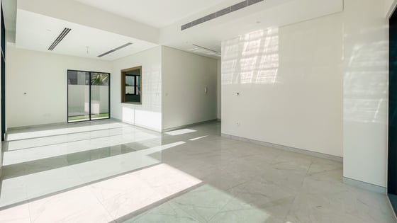 Spacious villa in Al Furjan with amenities within reach, picture 3