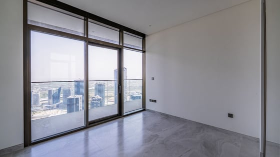 Luxury Living| Stunning Waterfront view| Top Floor, picture 9