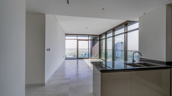 Luxury Living| Stunning Waterfront view| Top Floor, picture 3