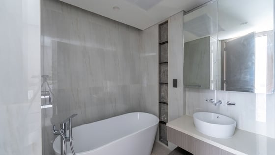 Luxury Living| Stunning Waterfront view| Top Floor, picture 14