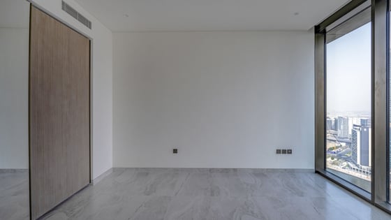 Luxury Living| Stunning Waterfront view| Top Floor, picture 12
