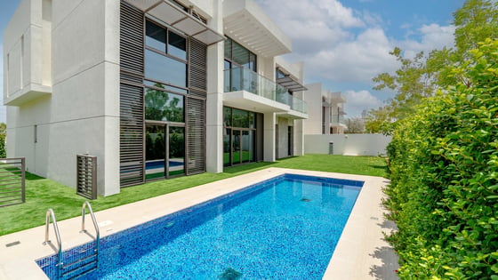Luxury 5-bedroom villa in District One Phase III, picture 1