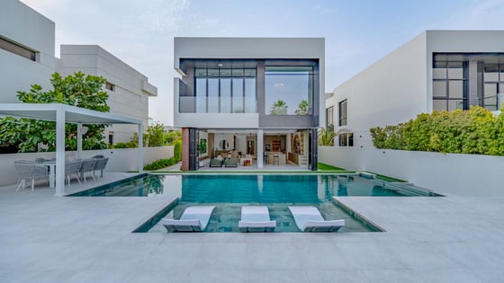 Refined DAMAC Hills Villa with Pool and Garden, picture 1