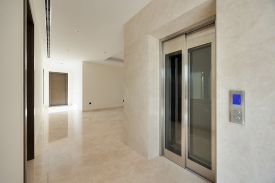 Custom Waterfront Villa | Luxury | Prime Location, picture 2
