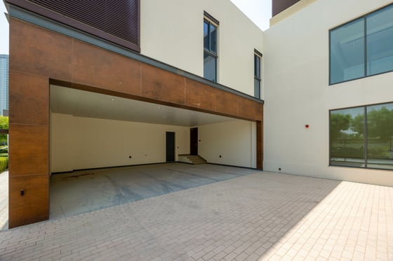 Custom Waterfront Villa | Luxury | Prime Location, picture 26