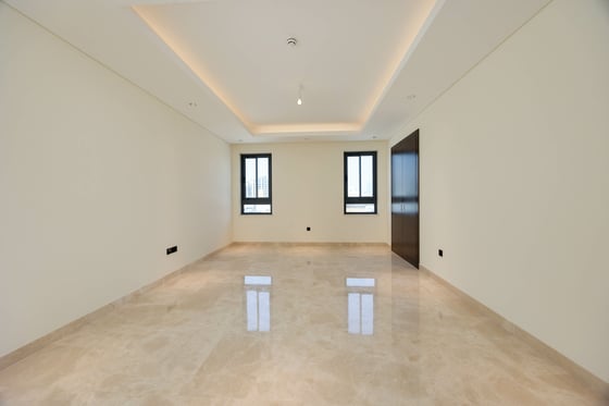 Custom Waterfront Villa | Luxury | Prime Location, picture 3