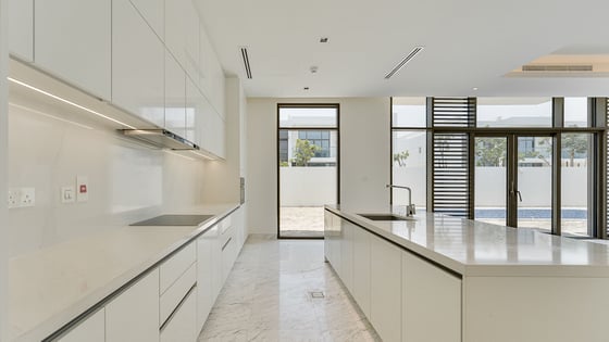 Stunning Villa in MBR City with community view, picture 4